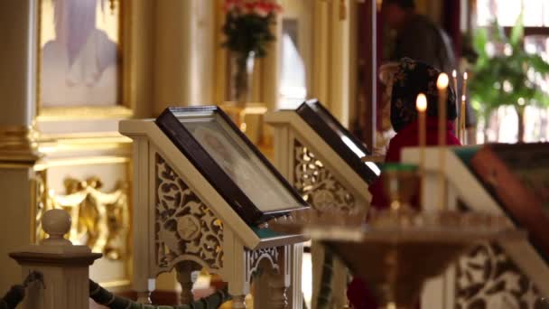 KAZAN, RUSSIA - Oktober 2012 - Woman Praying in the Orthodox Church — Stok Video