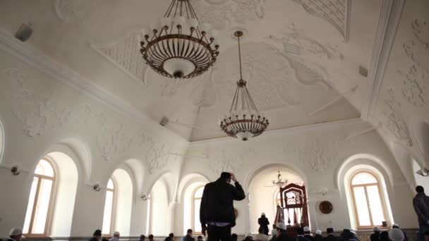 KAZAN, RUSSIA - SEPTEMBER 2014 - Muslims at prayer in the mosque — Stock Video