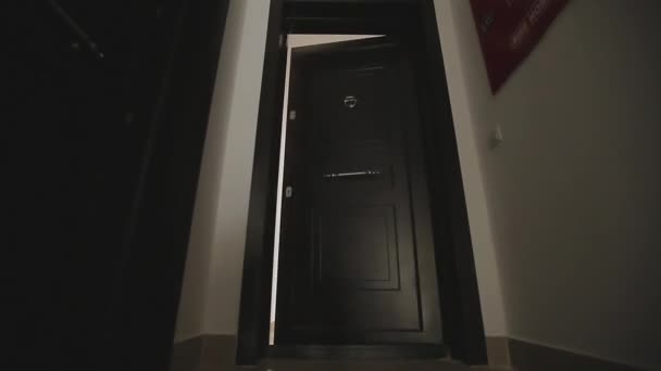 Porta se abre para um novo apartamento — Vídeo de Stock