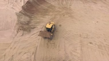 Kamyon içine kum dökme buldozer havadan görünümü