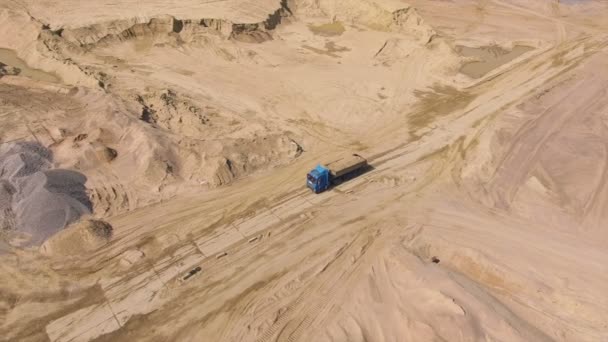 모래 채 석에서 트럭의 항공 보기 — 비디오