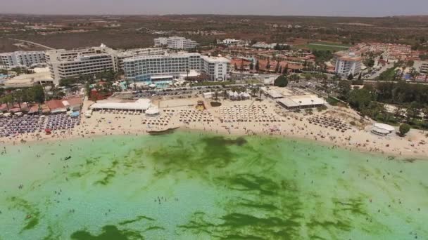 Luchtfoto van resort gebied met vakantiegangers — Stockvideo