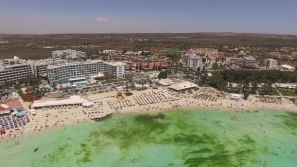 Luftaufnahme der Ferienanlage mit Urlaubern — Stockvideo