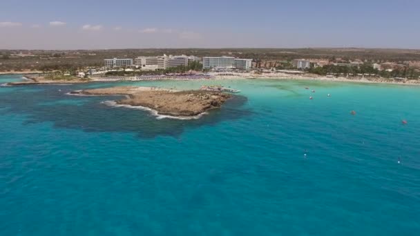 Luchtfoto van resort gebied met vakantiegangers — Stockvideo