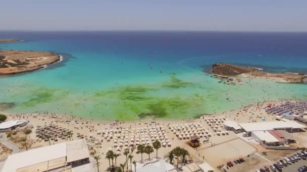 Aerial view of resort area with vacationers — Stock Video