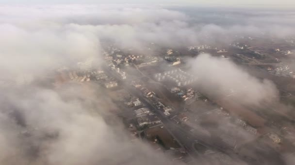 Luftaufnahme der Stadt durch die Wolken — Stockvideo