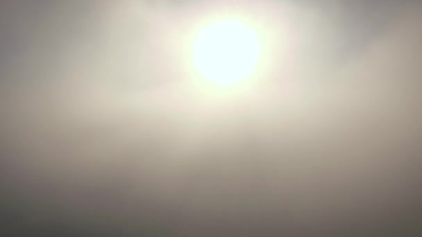 A nap a felhők járat — Stock videók