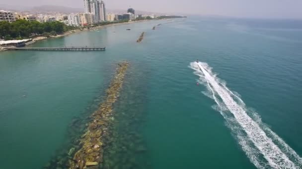 Vista aérea de jet ski equitação no mar — Vídeo de Stock