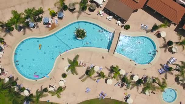 Luchtfoto van swimminig pool met vakantiegangers — Stockvideo