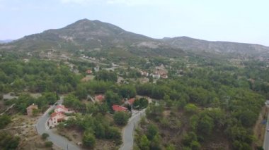 Köyün dağlarında havadan görünümü