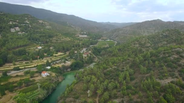 Vista aérea del pueblo en las montañas — Vídeos de Stock