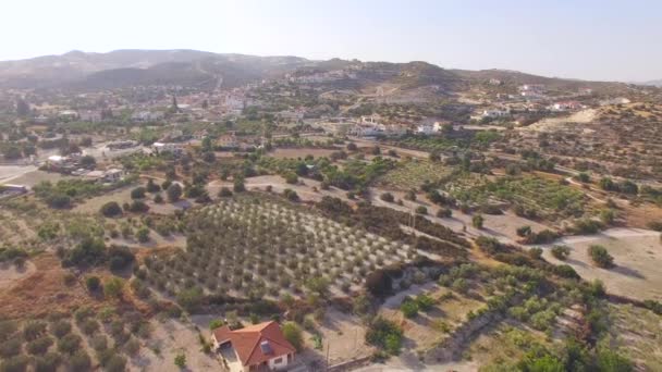 Vue aérienne du village près des montagnes — Video