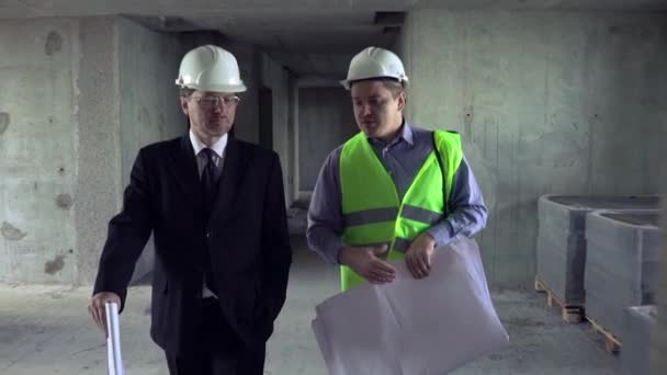 Architect in gesprek met foreman — Stockvideo