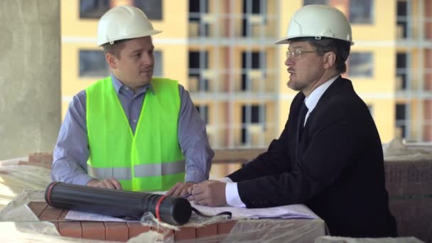 Geliştiriciler inşaat proje tartışıyor — Stok video