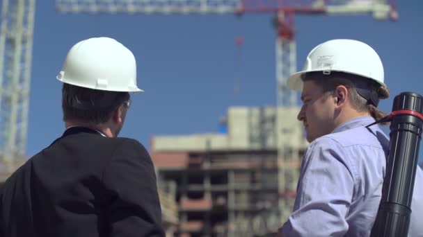 Los desarrolladores están hablando en el sitio de construcción — Vídeo de stock