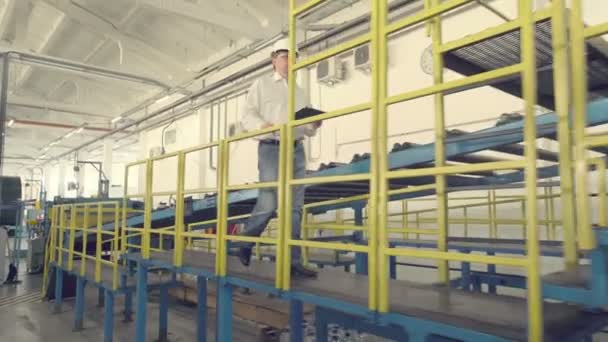 Ingenieur op industriële fabriek — Stockvideo