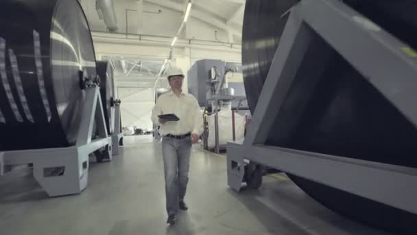 Μηχανικός στο σκληρό καπέλο, περπατώντας μέσα από το εργοστάσιο — Αρχείο Βίντεο