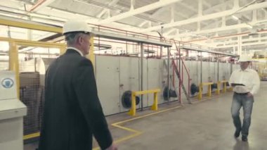 İşadamı ve mühendis bir tartışma var