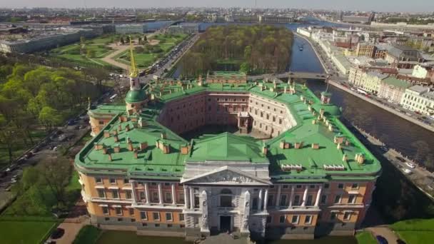 Luchtfoto van Mikhailovski kasteel in Sint-Petersburg — Stockvideo