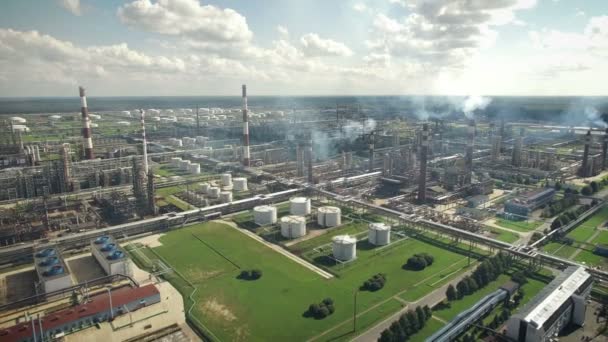 Vista aérea de la planta de refinería de petróleo — Vídeo de stock