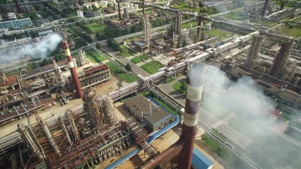 Вид с воздуха на нефтеперерабатывающий завод — стоковое видео