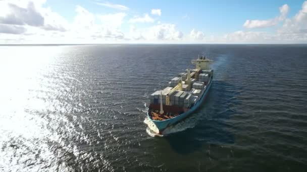 Letecký pohled na kontejnerovou loď plující v moři