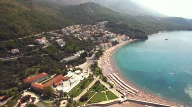 Tesisi alanı ile tatilcilerin havadan görünümü