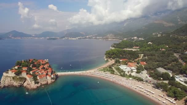 Luchtfoto van strandgedeelte in Montenegro — Stockvideo