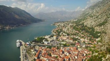 Kotor Karadağ'ın yukarıda uçan