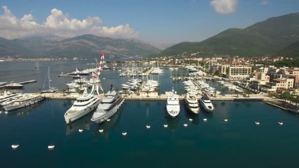 Vue aérienne de la jetée avec yachts — Video