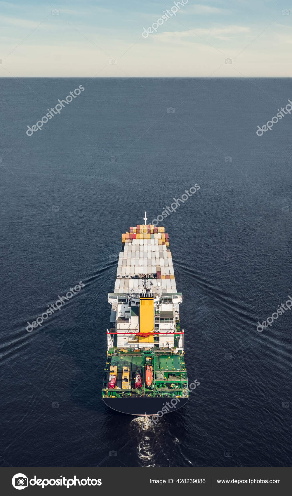海に浮かぶコンテナ船 ストック写真 C A Medvedkov