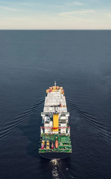 Containerschiff schwimmt im Meer — Stockfoto