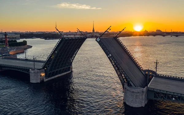 Güneş doğarken St. Petersburg 'daki Palace Köprüsü — Stok fotoğraf