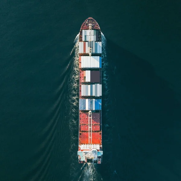 Embarcación de contenedores navegando en mar — Foto de Stock