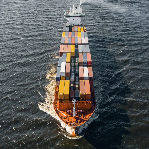 Buque de carga flotando en el mar —  Fotos de Stock