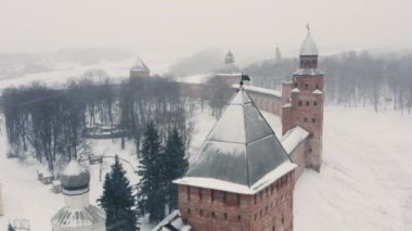 Kar yağışında Velikiy Novgorod 'lu Kremlin