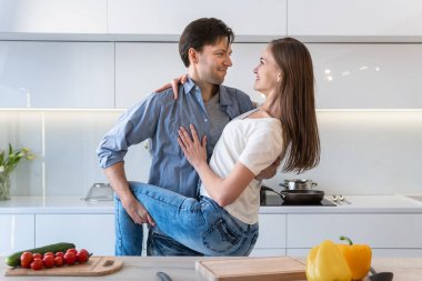 Mutfakta kucaklaşan sevimli bir çift.