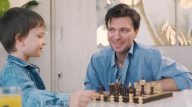 baba ve oğul satranç oynuyor