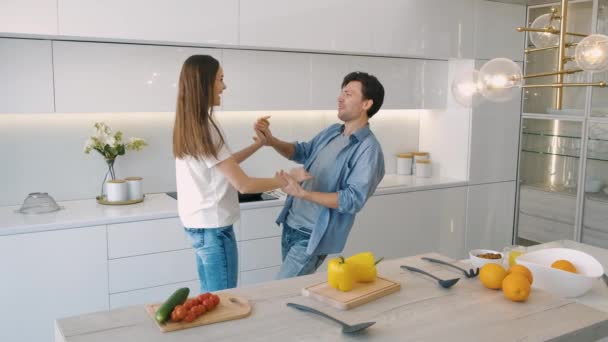 Bonito casal dançando na cozinha — Vídeo de Stock