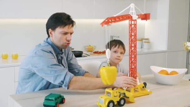 Pai e filho brincando com brinquedos — Vídeo de Stock