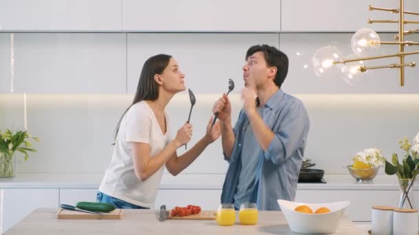 Pareja alegre divirtiéndose en la cocina — Vídeos de Stock