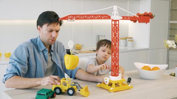 Far och son leker med leksaker — Stockvideo