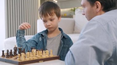 baba ve oğul satranç oynuyor