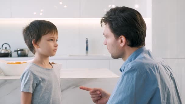 Otec hubuje svého syna za špatné chování. — Stock video