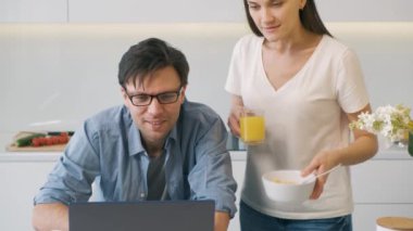 Mutlu çift dizüstü bilgisayara bakıyor.