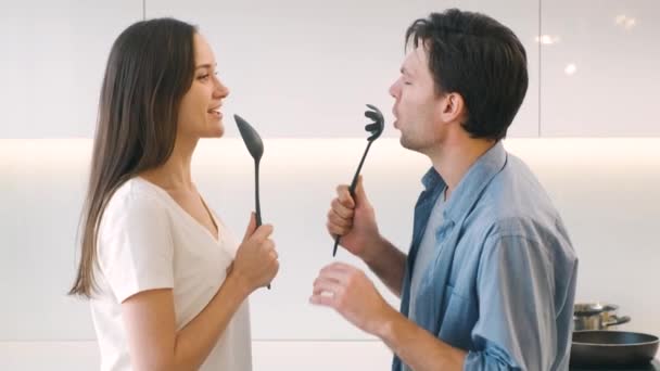 Весела пара розважається на кухні — стокове відео