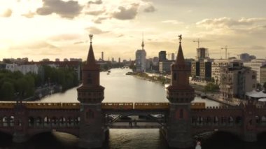 Berlin 'in Oberbaum Köprüsü' nden görünüşü