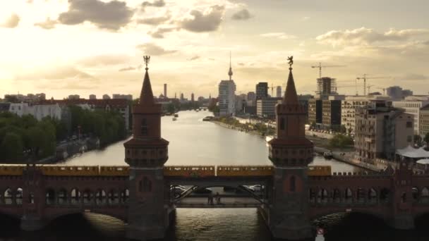 Vista de Berlim através da Ponte Oberbaum — Vídeo de Stock