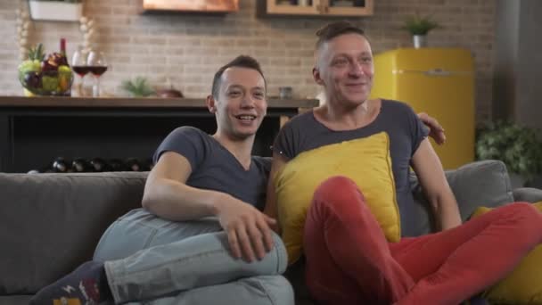 Masculino gay casal assistindo TV — Vídeo de Stock