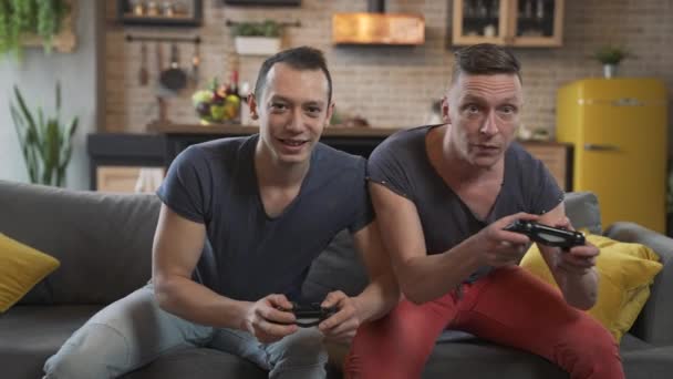 男性ゲイカップルビデオゲームをプレイ — ストック動画